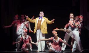 Подробнее о статье Ни одно доброе дело не остается безнаказанным. «Салют, конферансье!» в театре «Буфф»