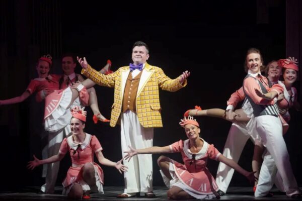 Ни одно доброе дело не остается безнаказанным. «Салют, конферансье!» в театре «Буфф»