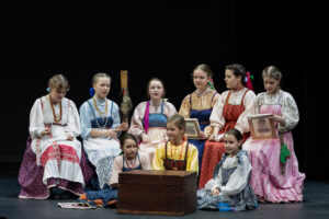 Подробнее о статье Фестиваль «Атлас театральной России». Спектакль «Где любовь да согласие, там и двор красен». Фоторепортаж