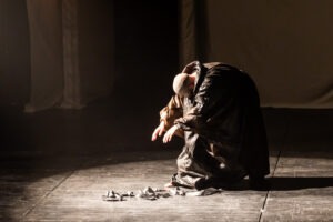 Подробнее о статье В театре «Шалом» премьера спектакля Яны Туминой «Лир»