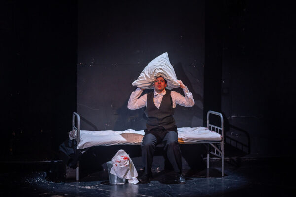 Театр Гоголя представил премьеру спектакля Александра Лимина «Морфий»