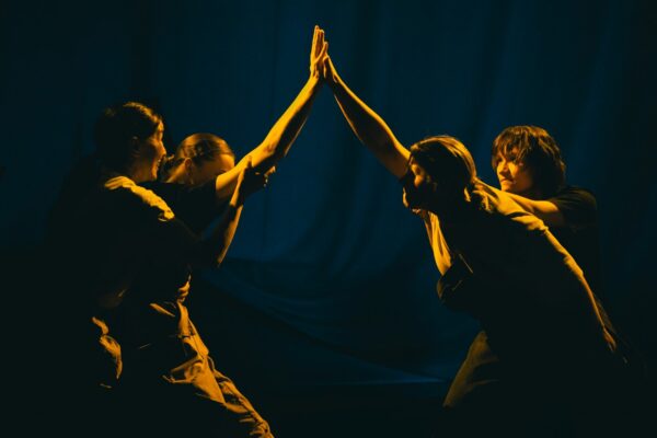 Как в Курехин-центре изобретали велосипед и при чем тут «Monty Python». Премьера танц-поп-оперы труппы «Нетруппа»