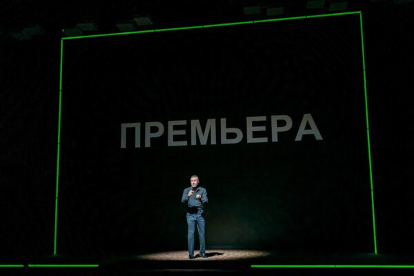 В Театре на Бронной состоялась премьера сатирической трагикомедии Константина Богомолова «Новая оптимистическая»