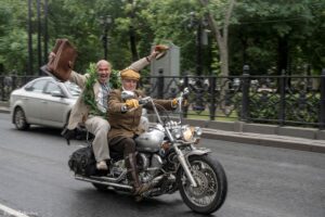 Подробнее о статье «Ленком Марка Захарова» провел «Ретропроезд» по Москве с героями будущей премьеры спектакля Владимира Панкова «Великий комбинатор»