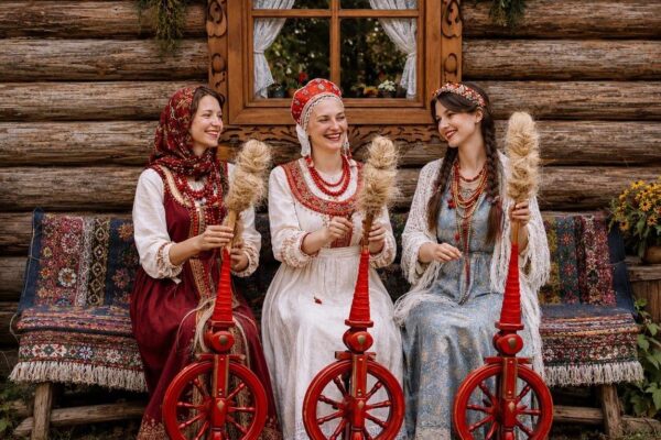 От «Избы-гадальни» до «Караоке-колодца»: что ждет посетителей на летнем фестивале нового русского стиля «Фолково» в «Сокольниках» 